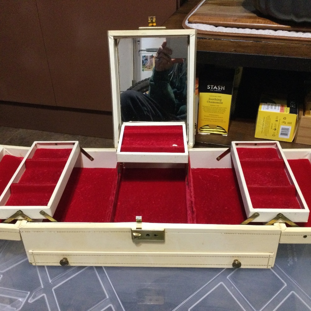 Vintage 1950’s leatherette multi-tiered Jewelry box